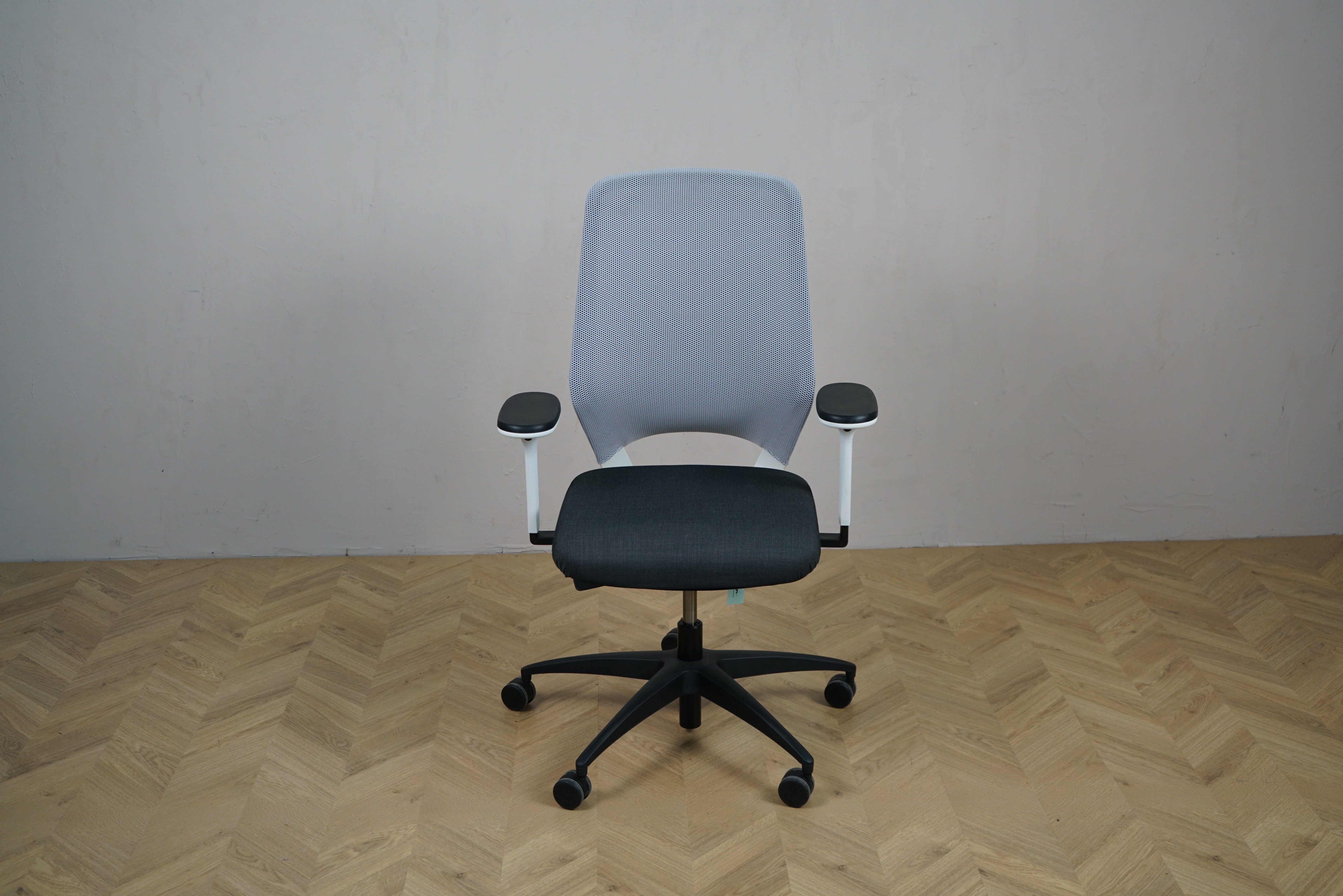 Kinnarps Esencia kontorstol grå/sort set forfra – ergonomisk stol med armlæn og mesh-ryg